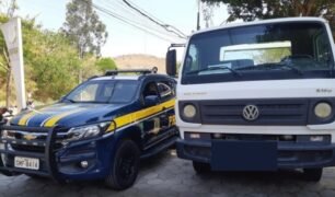 PRF recupera caminhão guincho furtado em 2015 no Rio de Janeiro