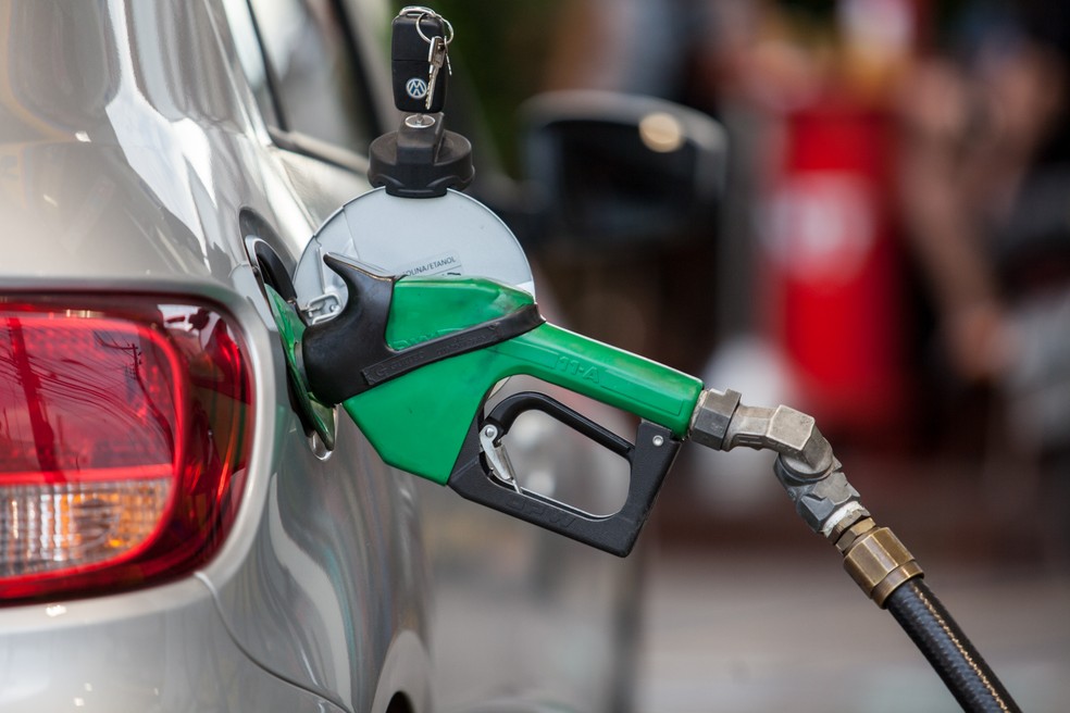 Preço médio do diesel tem leve recuo, mas a gasolina continua aumentando
