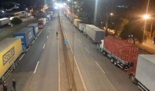 Rodovia amanhece bloqueadas com caminhões parados em movimento de protesto