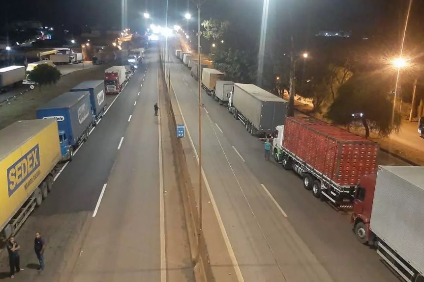 Rodovia amanhece bloqueadas com caminhões parados em movimento de protesto