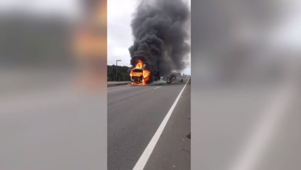 Vazamento de óleo combustível provoca fogo e deixa caminhão destruído