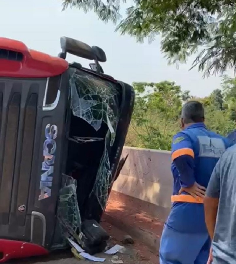 Vídeo: Caminhoneiro sai andando após tombar carreta em Mato Grosso