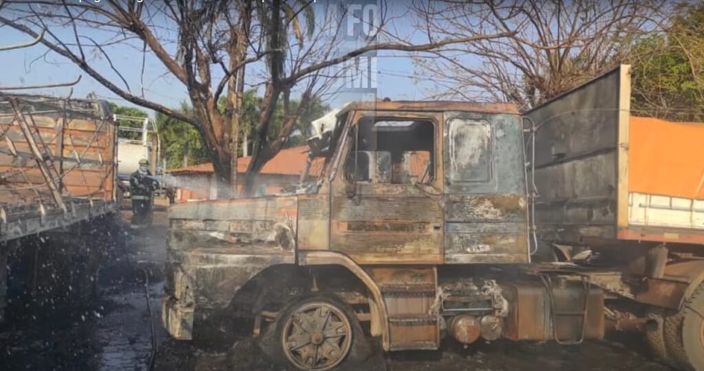 Caminhões pegam fogo em posto de combustivel na BR-153