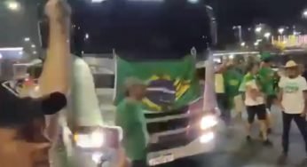 Após pressão caminhoneiros acessam a Esplanada dos ministérios com caminhões