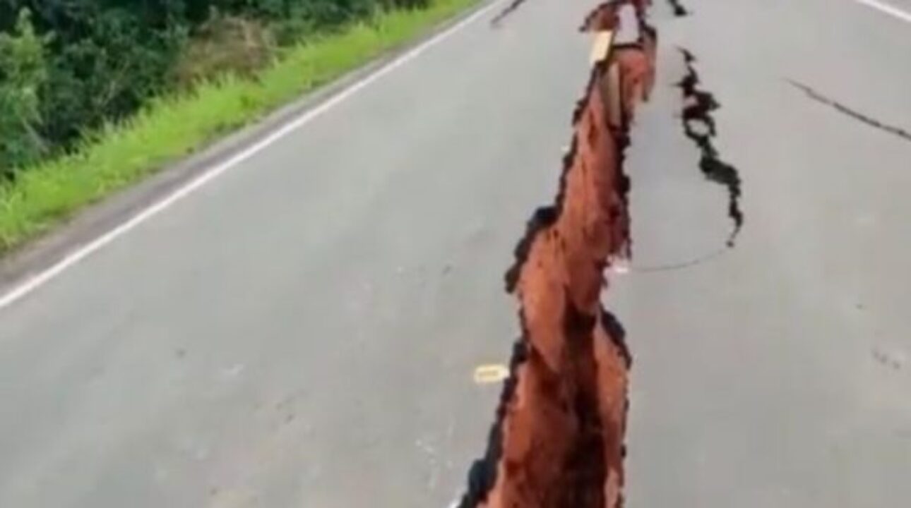 Cratera no meio do asfalto interdita BR-319 em Manaus, assista o vídeo