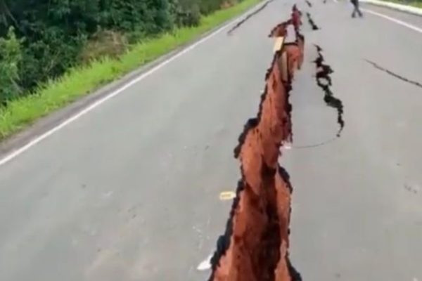 Cratera no meio do asfalto interdita BR-319 em Manaus, assista o vídeo