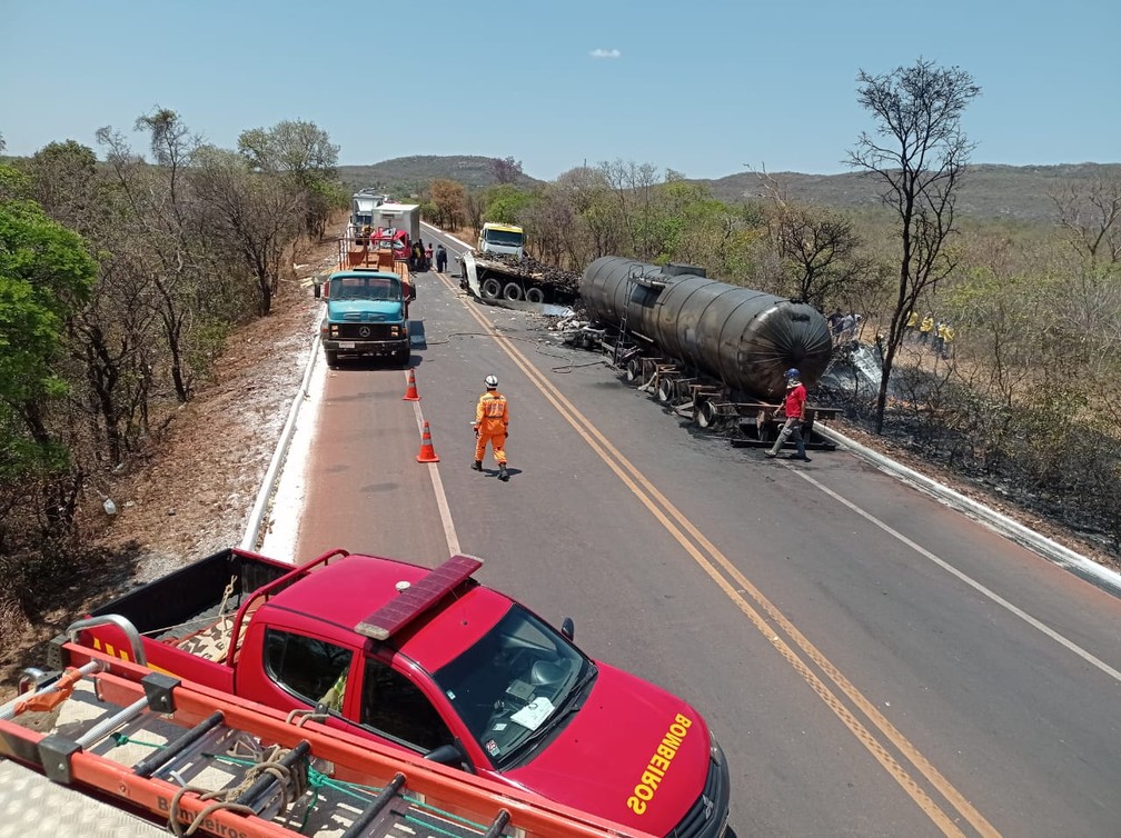 Acidente envolvendo 4 carretas deixa caminhoneiro morto