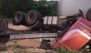 Caminhão tomba e mulher de caminhoneiro morre esmagada