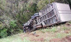 Caminhoneiro com 21 anos tem mal súbito e caminhão cai em ribanceira
