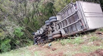 Caminhoneiro com 21 anos tem mal súbito e caminhão cai em ribanceira