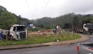 Caminhoneiro com clavícula quebrada tem carga de cerveja saqueada após acidente