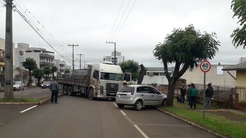 Caminhoneiro de 28 anos tem convulsão ultrapassa canteiro central e entra na contramão