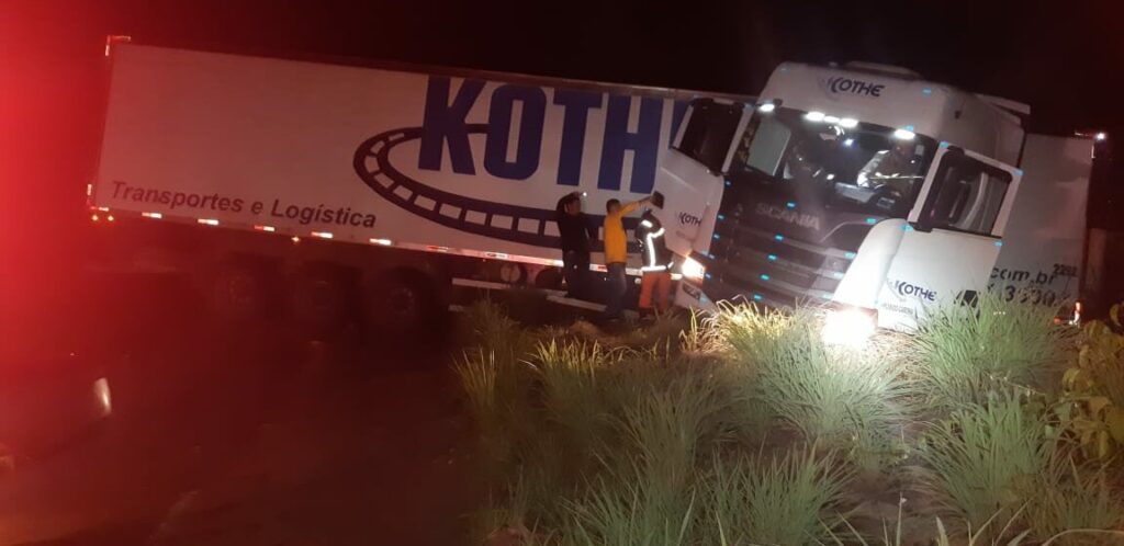 Caminhoneiro de 40 anos sofre infarto e morre após carreta dar L