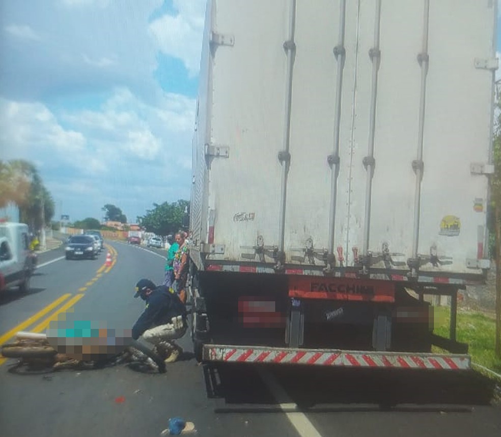 Caminhoneiro deixa parte de caminhão na rodovia para comprar marmita e motoqueira bate na traseira