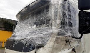 Caminhoneiro é flagrado dirigindo com plástico ao invés do para-brisa