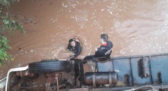 Caminhoneiro morre afogado após ponte de madeira se romper