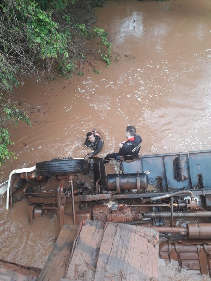 Caminhoneiro morre afogado após ponte de madeira se romper