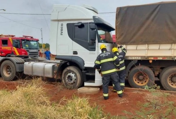 Caminhoneiro tenta segurar caminhão e morre prensado em carreta