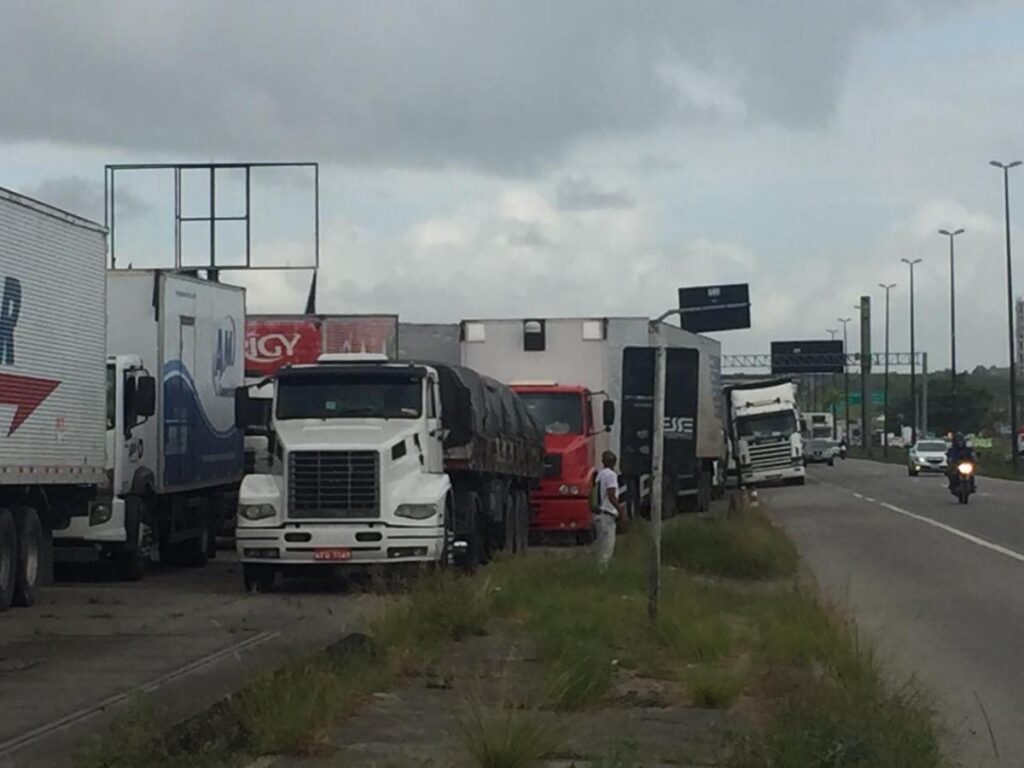 Caminhoneiros parados por 16 horas ameaçam interditar BR-101