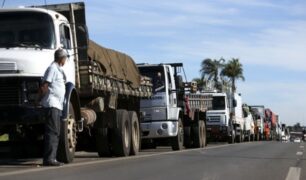 Caminhoneiros recusam esmola do vale-diesel e pedem dignidade ao governo