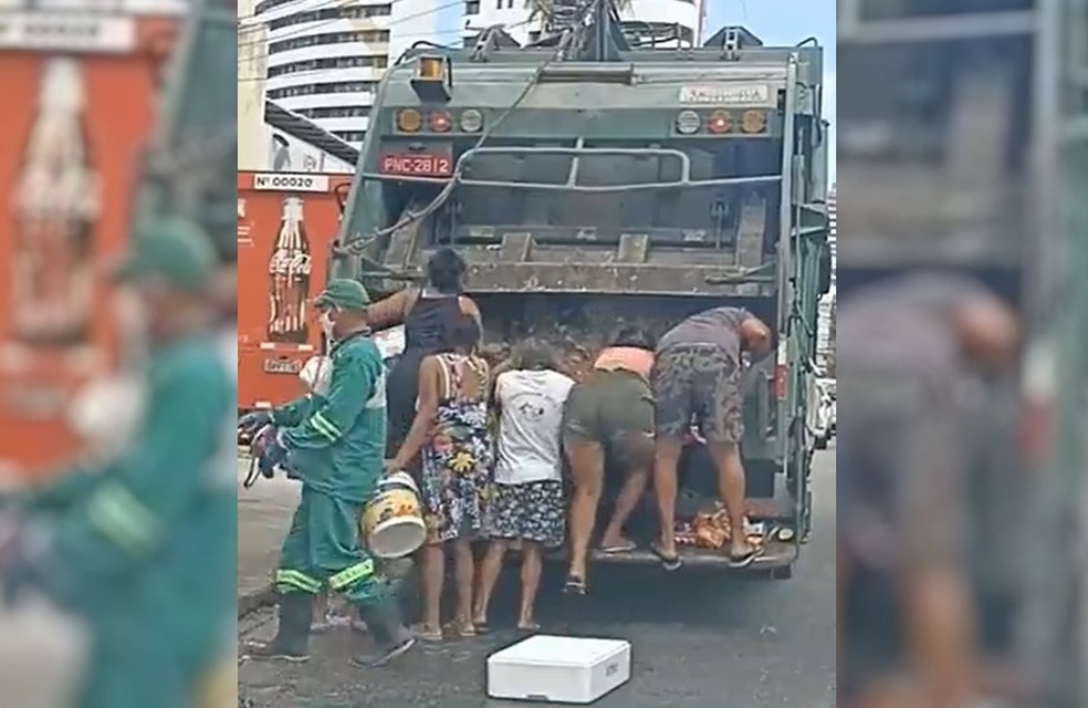 Família pega comida em caminhão do lixo que era descartada por supermercado