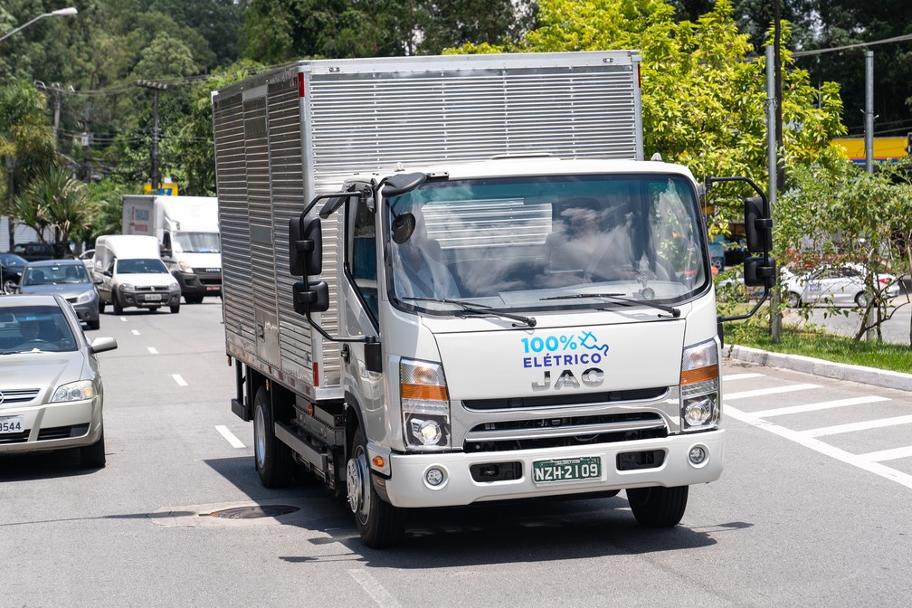 Governo vai reduzir ICMS para transportadoras com caminhão elétrico