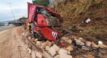 Jovem caminhoneiro sobrevive após cabine ficar completamente amassada