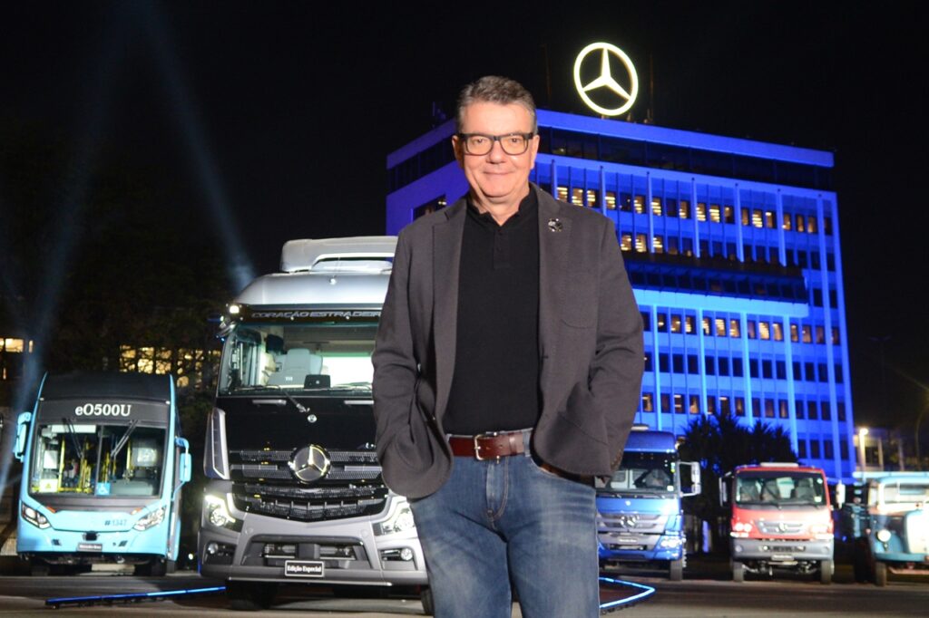 Em seu aniversário de 65 anos no Brasil, Mercedes Benz comemora com todos os que participaram de seu sucesso