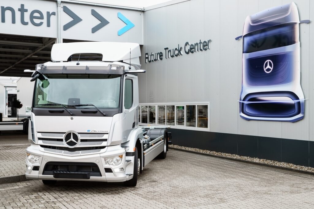 Na fábrica da Mercedes Benz na Alemanha, o novo modelo e Actros (elétrico) está sendo produzido em série