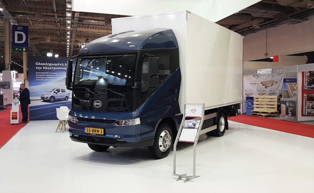 Montadora BYD apresenta caminhão elétrico ETM6 em feira internacional