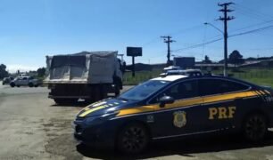 PRF apreende caminhão com 10 toneladas de excesso de peso
