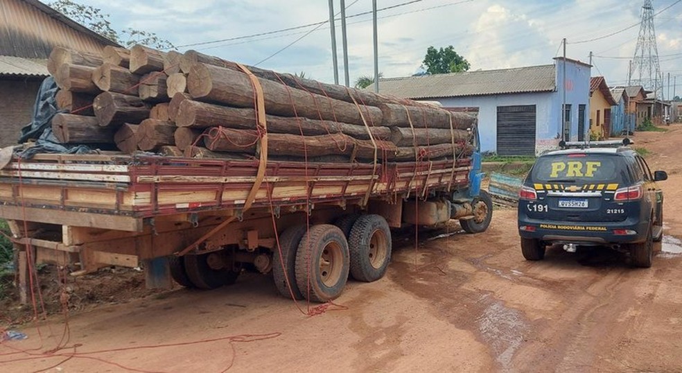 PRF flagra caminhão transportando 80 m² de tora sem nota fiscal