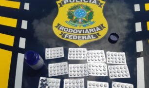 PRF flagra caminhoneiro com 176 comprimidos de rebites que afirma desconhecer