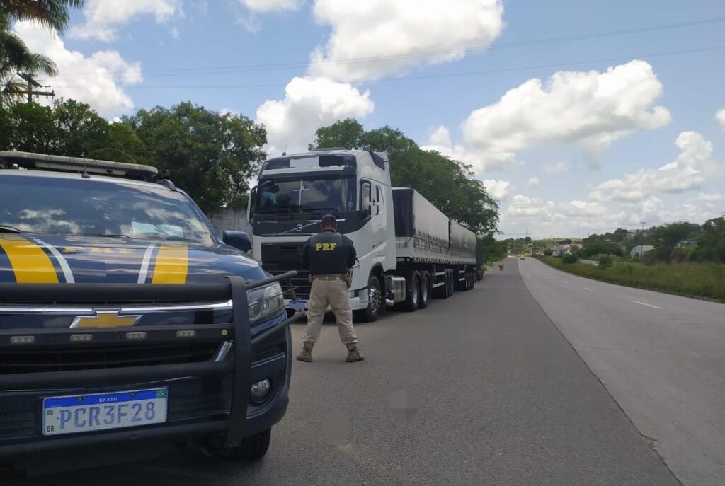 PRF multa três caminhoneiros em R$ 30 mil reais por excesso de peso