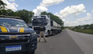 PRF multa três caminhoneiros em R$ 30 mil reais por excesso de peso