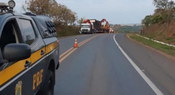 Para evitar tragédia caminhoneiro desvia de carro e tomba caminhão carregado de boi