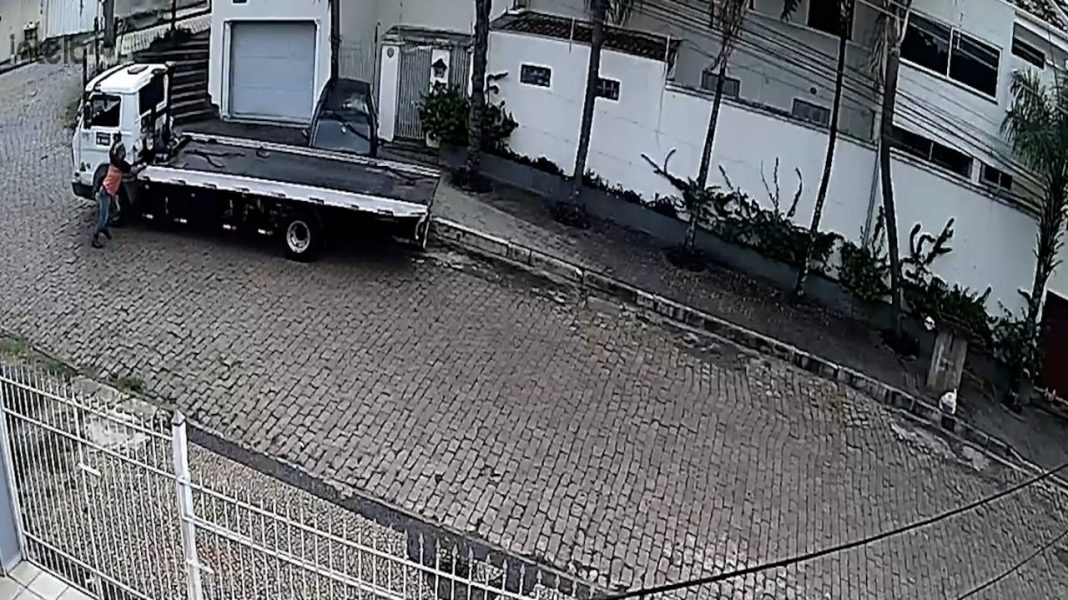Vídeo: Caminhoneiro tenta pegar carro que caiu de guincho e caminhão desce a ladeira