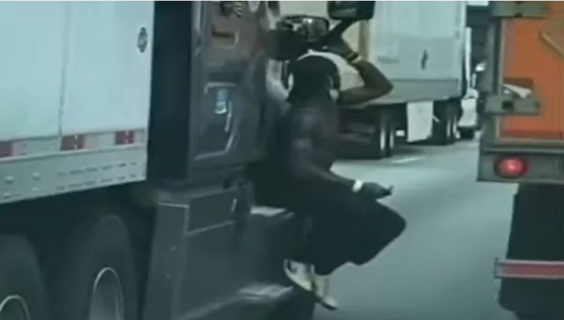 Vídeo: Homem arrisca sua vida viajando em degraus de caminhão em rodovia