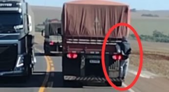 Vídeo: homem pega carona de 25 km pendurado em carroceria de carreta