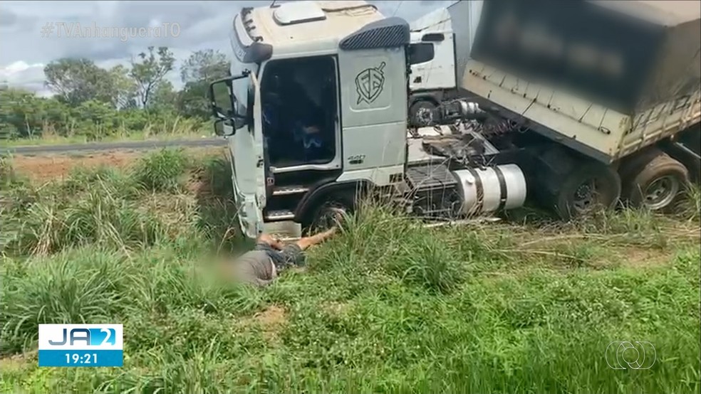 Suposto caminhoneiro embriagado tentando se levantar após provocar acidente