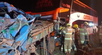 Colisão entre dois caminhões e um ônibus deixa motoristas feridos no DF