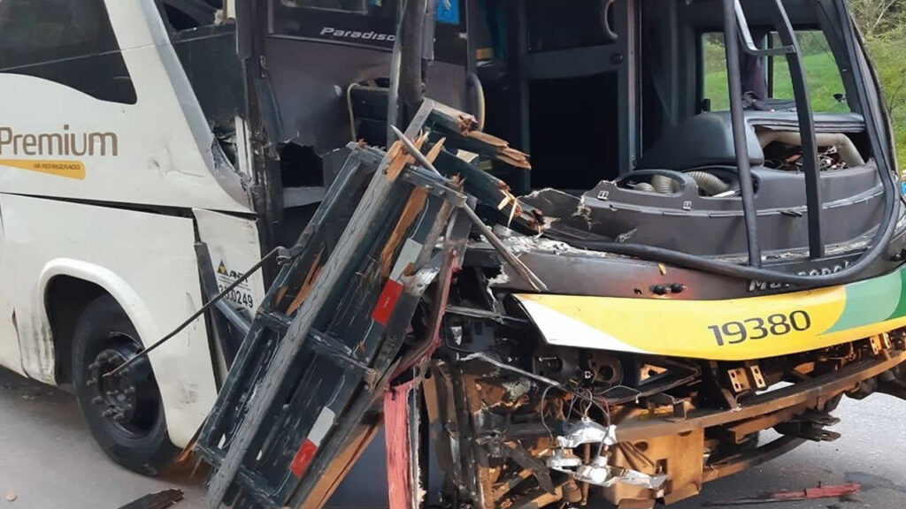 Ônibus da Gontijo se envolve em grave acidente na BR-262