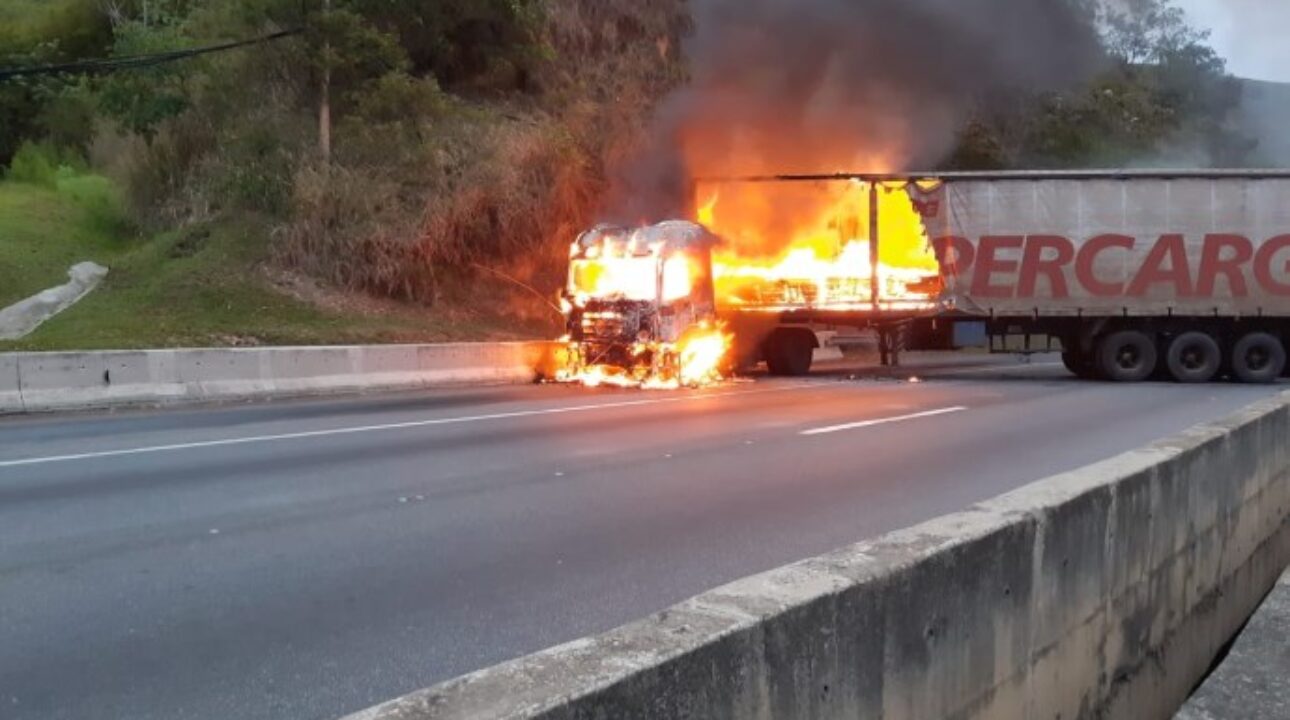 Carreta pega fogo e interdita completamente a pista em Barra Mansa