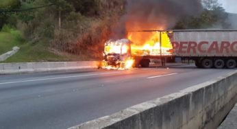 Carreta pega fogo e interdita completamente a pista em Barra Mansa