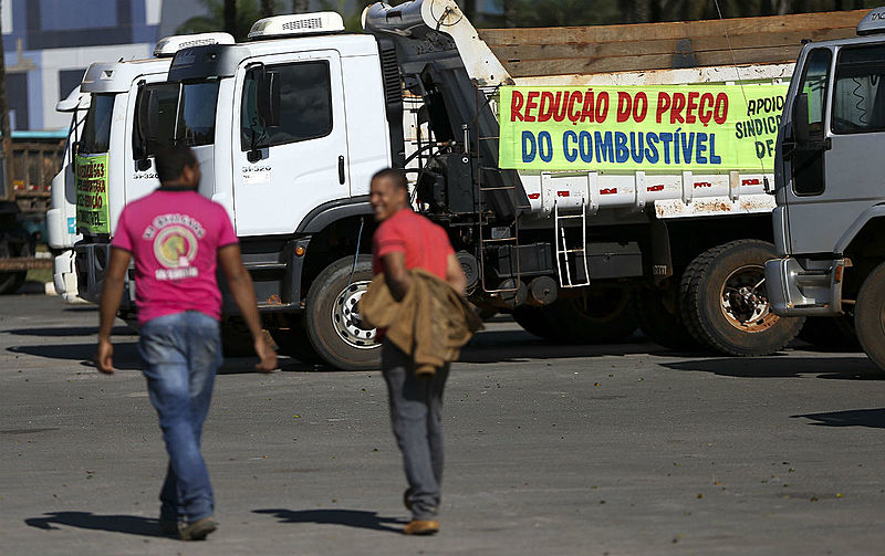 Caminhoneiros ameaçam entrar em greve após novo aumento do diesel