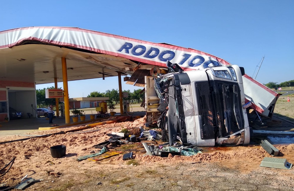 Caminhão bate em coluna de posto de combustíveis e teto cai sobre veículo