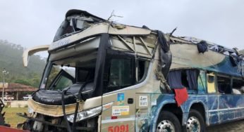 Ônibus de turismo que seguia para Paraty transportando 66 passageiros sofre acidente na serra de Ubatuba