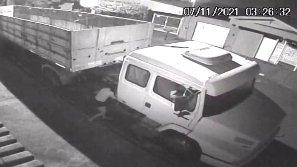 Câmera grava mulher roubando fiação de caminhão estacionado