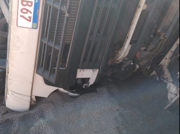 Caminhão tomba com bebê de 3 meses e esposa de caminhoneiro