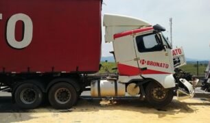 Caminhoneiro se envolve em acidente com caminhão da mesma transportadora